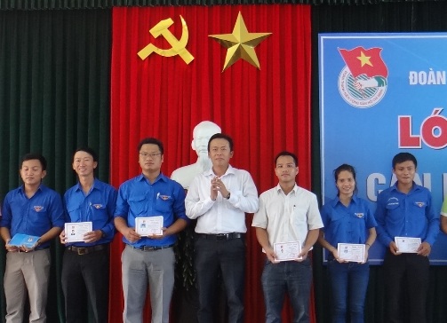 Đồng chí Đinh Nguyên Vũ - Bí thư Tỉnh đoàn trao giấy chứng nhận hoàn thành lớp tập huấn cho các học viên